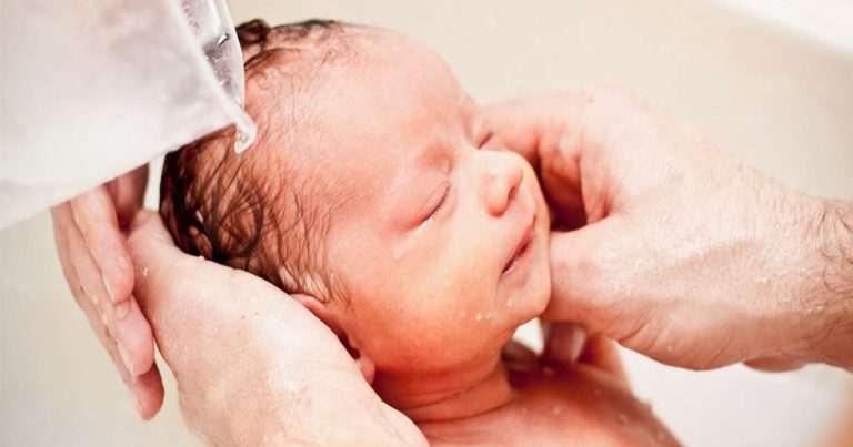 9 Adab Mandikan Bayi Baru Lahir, Disaran Praktik Oleh Bapa Hingga 40 Hari