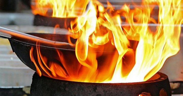 Kuali Disambar Api Waktu Memasak, Lakukan 2 Teknik Ini Untuk Padamkan Kebakaran