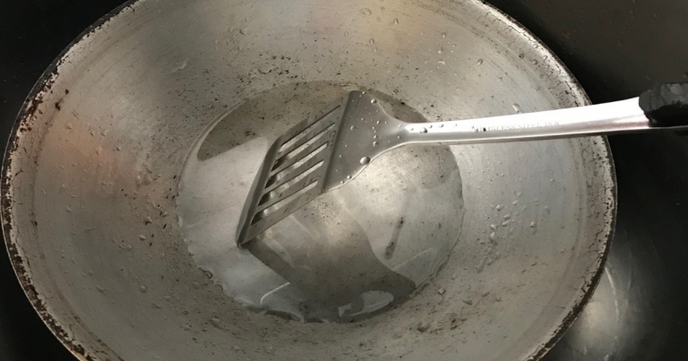Elak Curah Air Sejuk Dalam Kuali Panas Sebelum Cuci. Ini Kesan Yang Berlaku Tanpa Kita Sedar