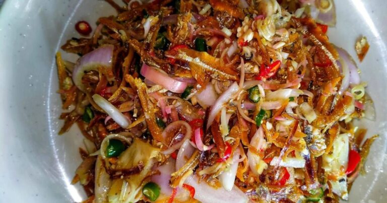 Tip Buat Kerabu Ikan Bilis Yang Sedap, Rangup & Tak Liat. Tuang Sikit Bahan Ini Waktu Goreng Ikan Bilis