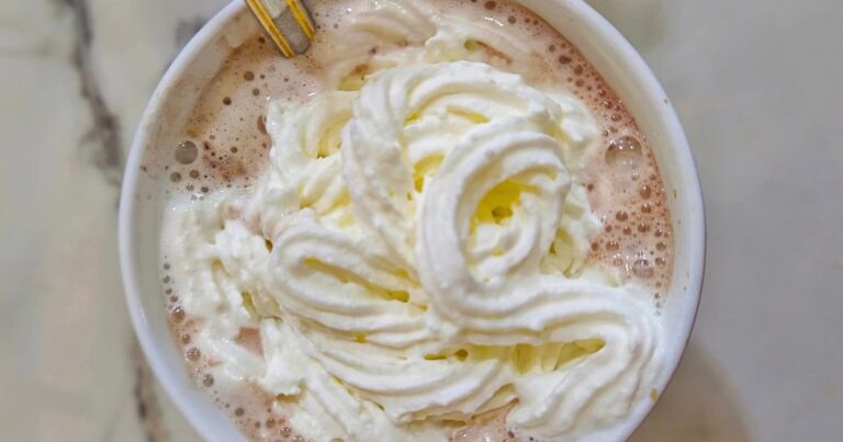 Buat Sendiri Hot Chocolate Macam Minum Di Kafe, Lagi Sedap Letak Whipped Cream Atau Marshmallow