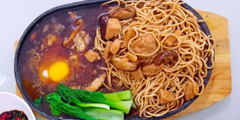 Buat Sendiri Sizzling Yee Mee Ayam Cendawan, Ini Resipi Paling Sedap