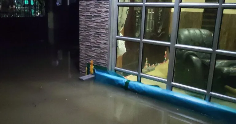 Cara Kurangkan Air Banjir Masuk Dalam Rumah. Guna Bata, Plastik & Tampal Plastersin