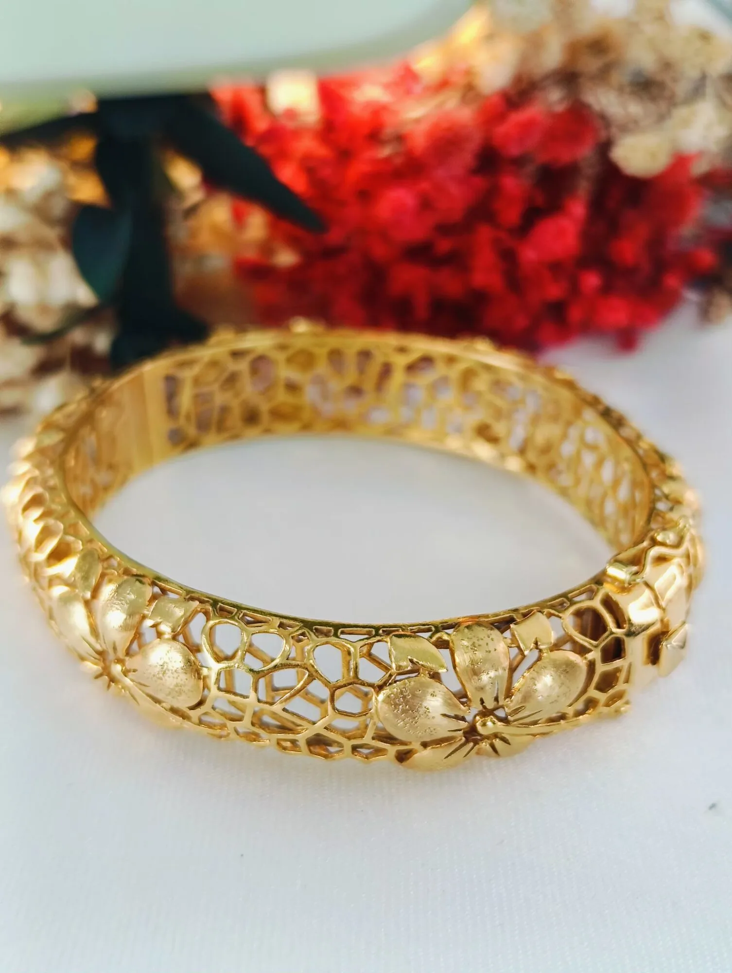 Bangle Emas Memang Cantik Tapi Ada Risikonya Kalau Beli. Jangan Sampai Rugi