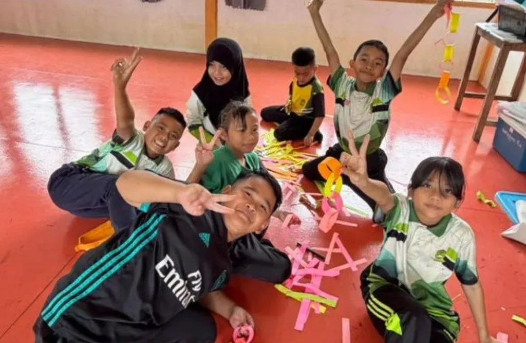Cikgu Pedalaman Ini Guna Duit Sendiri Demi Murid, “Saya Tak Sampai Hati Tengok Mereka Tiada Barang Sekolah” 6 Cikgu Pedalaman Ini Guna Duit Sendiri Demi Murid, “Saya Tak Sampai Hati Tengok Mereka Tiada Barang Sekolah”