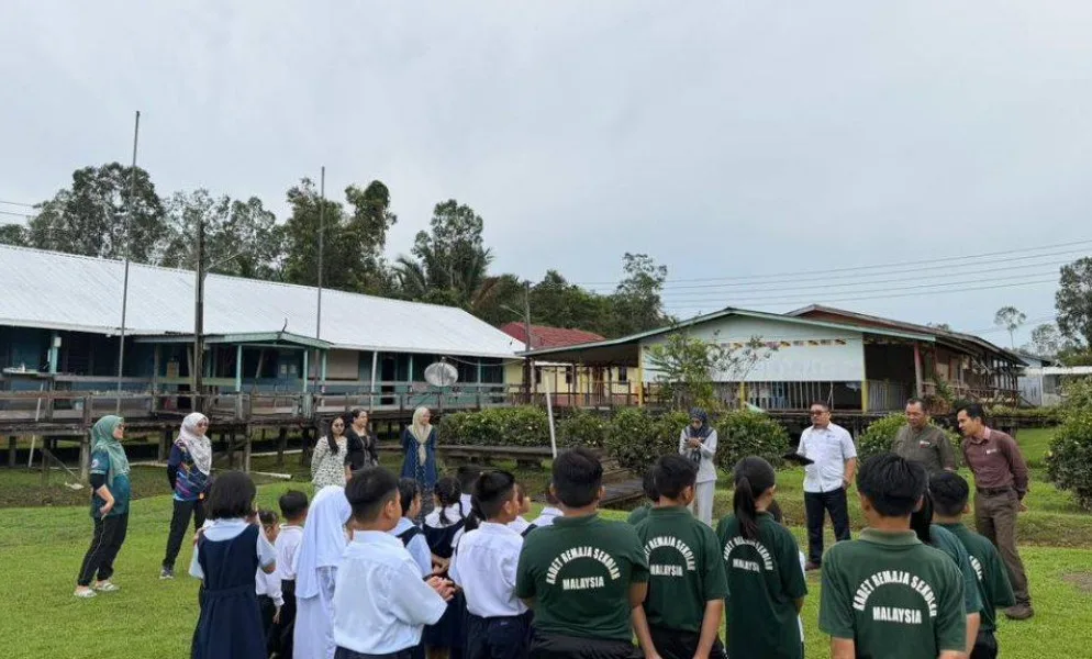 Cikgu Pedalaman Ini Guna Duit Sendiri Demi Murid, “Saya Tak Sampai Hati Tengok Mereka Tiada Barang Sekolah” 5 Cikgu Pedalaman Ini Guna Duit Sendiri Demi Murid, “Saya Tak Sampai Hati Tengok Mereka Tiada Barang Sekolah”