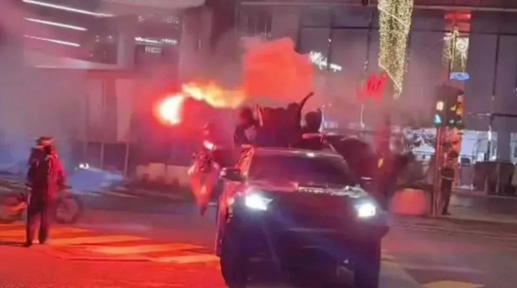 Polis Tahan 15 Individu Terlibat Aksi Bahaya Bakar Suar & Tunggang Melulu Di Bukit Bintang 4 Polis Tahan 15 Individu Terlibat Aksi Bahaya Bakar Suar & Tunggang Melulu Di Bukit Bintang