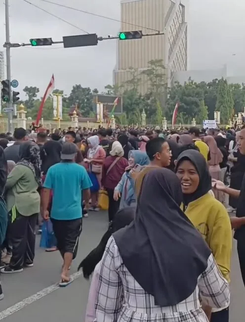 Festival Kuih Talam Terpanjang Dunia Bertukar Kecoh, Orang Ramai Berebut Sebelum Acara Bermula