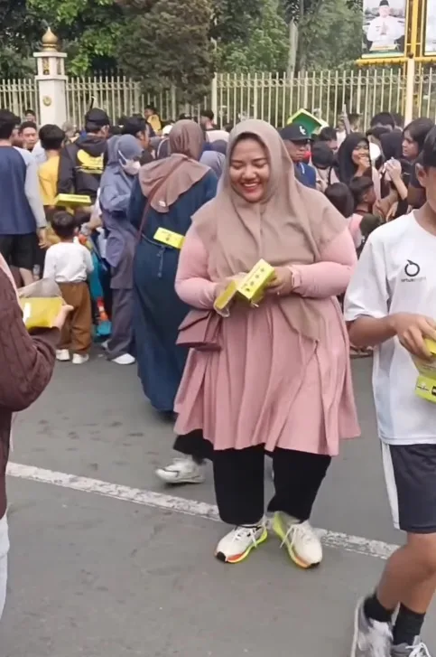 Festival Kuih Talam Terpanjang Dunia Bertukar Kecoh, Orang Ramai Berebut Sebelum Acara Bermula