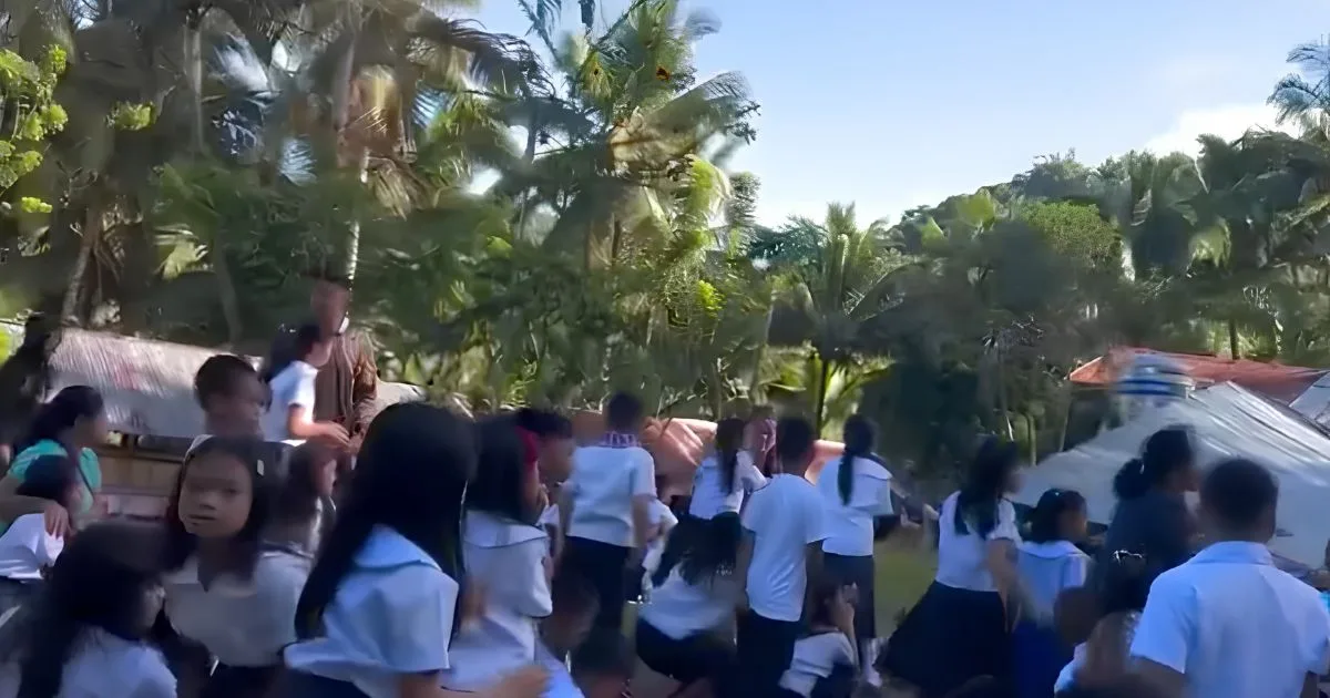 Gempa Bumi Filipina 7.8 Magnitud! Amaran Tsunami Cetus Panik, Puluhan Terkorban 4 Gempa Bumi Filipina 7.8 Magnitud! Amaran Tsunami Cetus Panik, Puluhan Terkorban