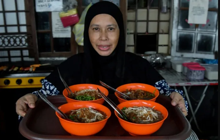 Kedai Makan Ini Masih Jual Menu RM1 Selepas Hampir 10 Tahun, Niat Bantu Orang Ramai