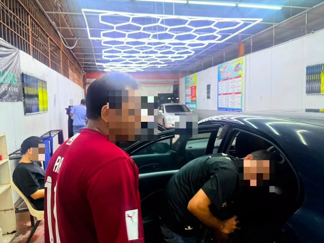 Lelaki Pakistan Ditahan, Hilux Guna Logo Imigresen dan Lampu Mata Arah Jadi Perhatian 9 Lelaki Pakistan Ditahan, Hilux Guna Logo Imigresen dan Lampu Mata Arah Jadi Perhatian