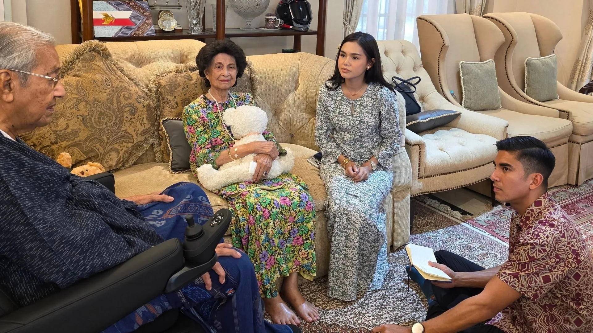 Dua Jam Terakhir Bersama Tun Dr Siti Hasmah Kini Jadi Kenangan Paling Bermakna Buat Syed Saddiq dan Bella
