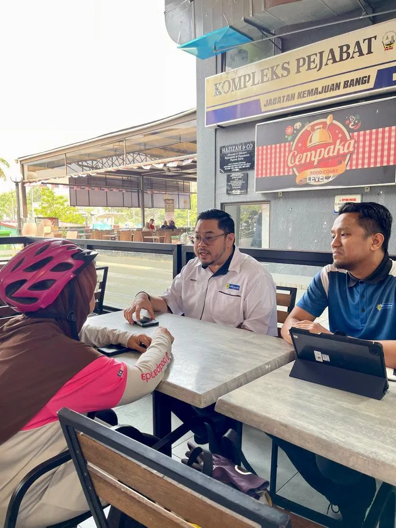Basikal Baharu Untuk Puan Alia, Kembali Mengayuh Demi Rezeki Selepas Kehilangan ‘Teman’ Kerja