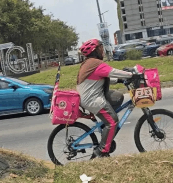 Basikal Baharu Untuk Puan Alia, Kembali Mengayuh Demi Rezeki Selepas Kehilangan ‘Teman’ Kerja