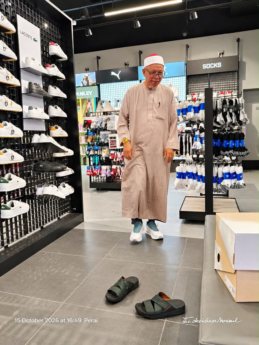 Dr Zulkifli Curi Perhatian Warganet Dengan Kasut Running