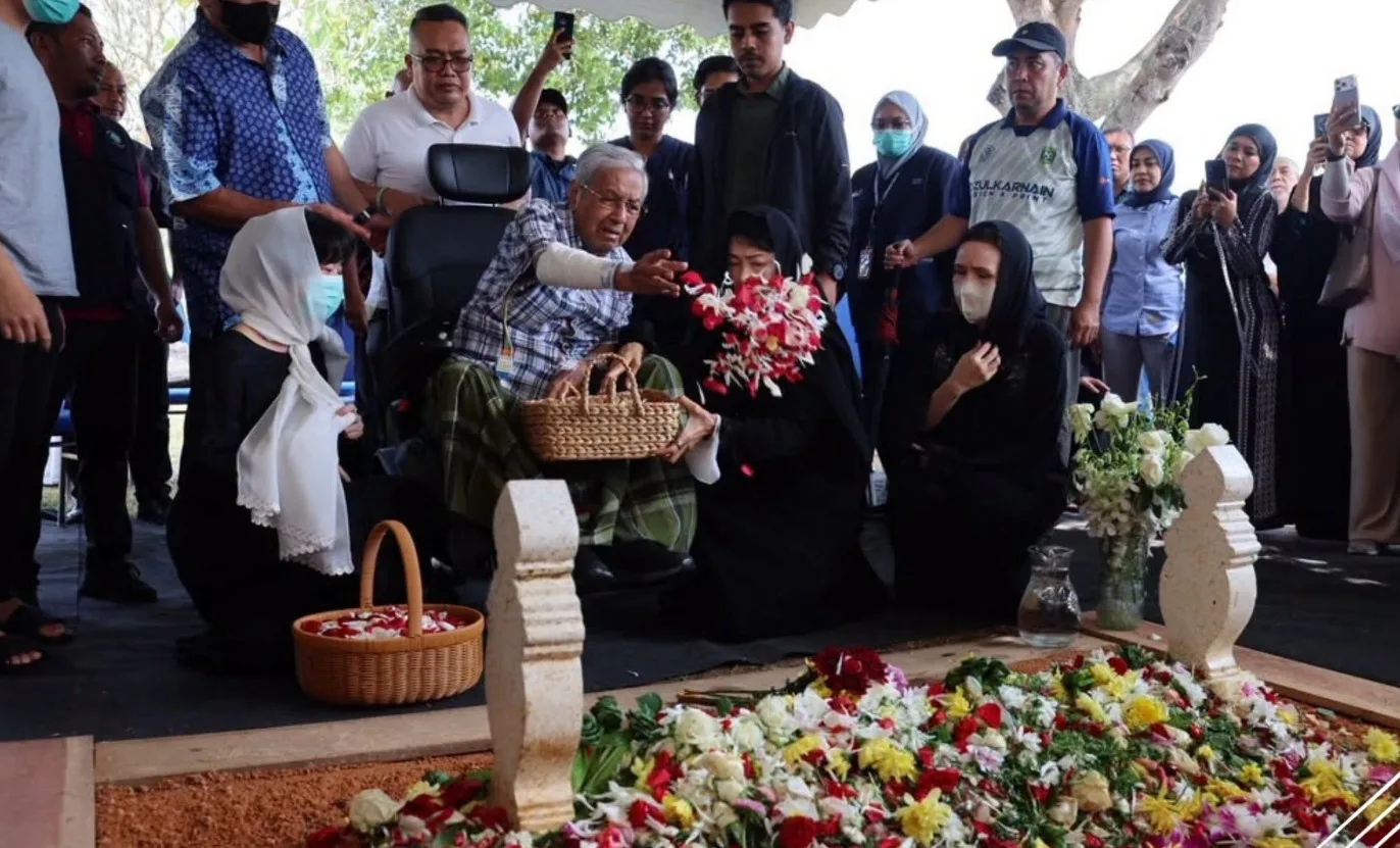 Tun Dr Mahathir Ziarah Pusara Tun Dr Siti Hasmah, Luangkan Masa Dalam Suasana Penuh Hiba 3 Tun Dr Mahathir Ziarah Pusara Tun Dr Siti Hasmah, Luangkan Masa Dalam Suasana Penuh Hiba