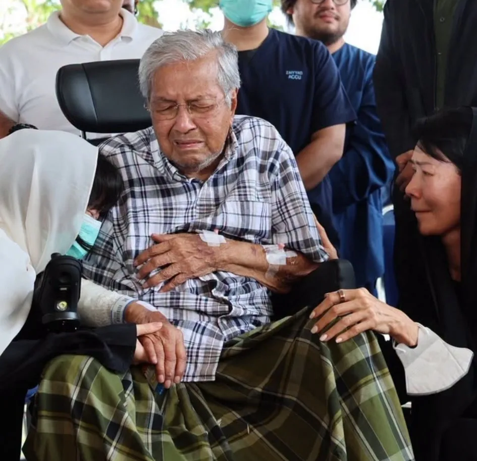 Tun Dr Mahathir Ziarah Pusara Tun Dr Siti Hasmah, Luangkan Masa Dalam Suasana Penuh Hiba 2 Tun Dr Mahathir Ziarah Pusara Tun Dr Siti Hasmah, Luangkan Masa Dalam Suasana Penuh Hiba