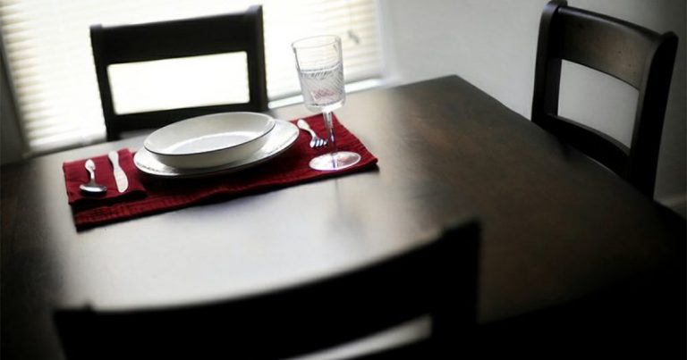 6 Tip Kalau Makan Sorang-sorang Di Tempat Awam