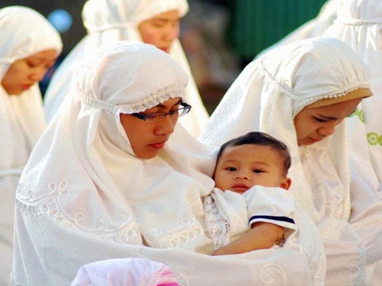 Panduan Solat Sambil Dukung Bayi, Ibu Ada Anak Kecil Wajib Tahu!
