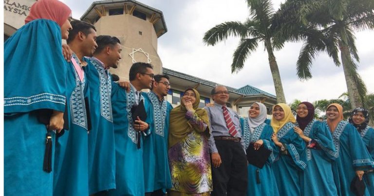 10 Beradik Semua Graduan UIAM, 10 Kali Juga Mak Ayah Masuk Dewan Konvo & Tak Pernah Lupa Hadiah Jambangan Bunga