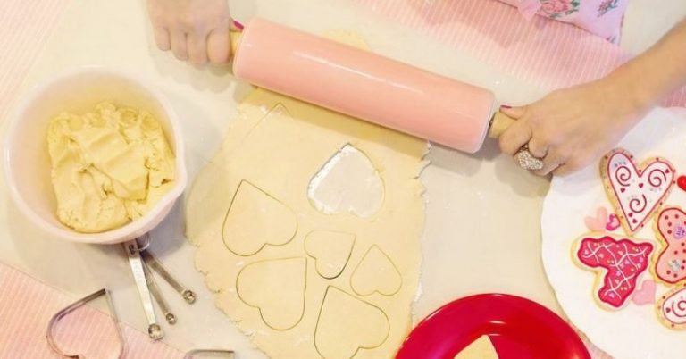 Buat Yang Suka Baking. Ini Tip Doh Biskut Sama Tebal. Guna Penutup Plastik Saja